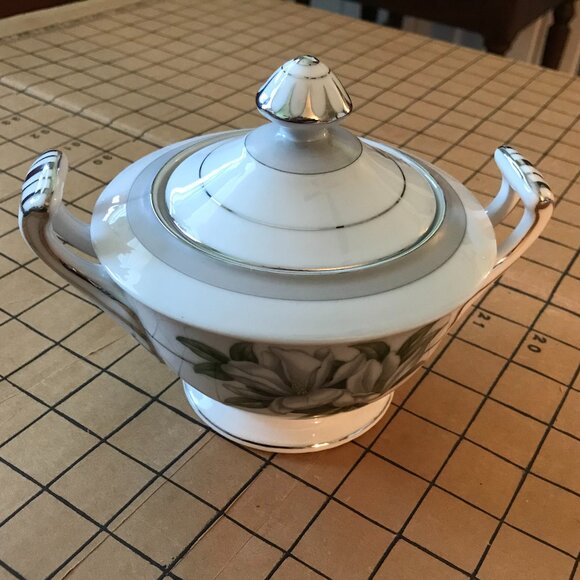 Vintage Creamer & Sugar Bowl with lid Wentworth China's Yolanda pattern - Picture 3 of 9